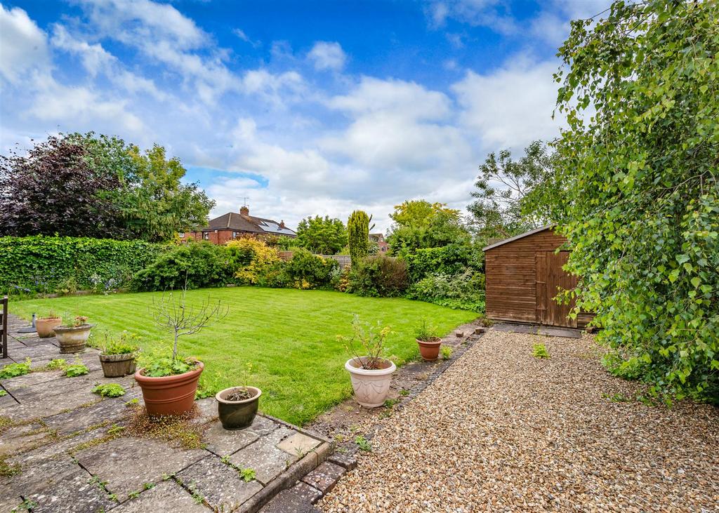25 Meadow Road-Garden3.jpg