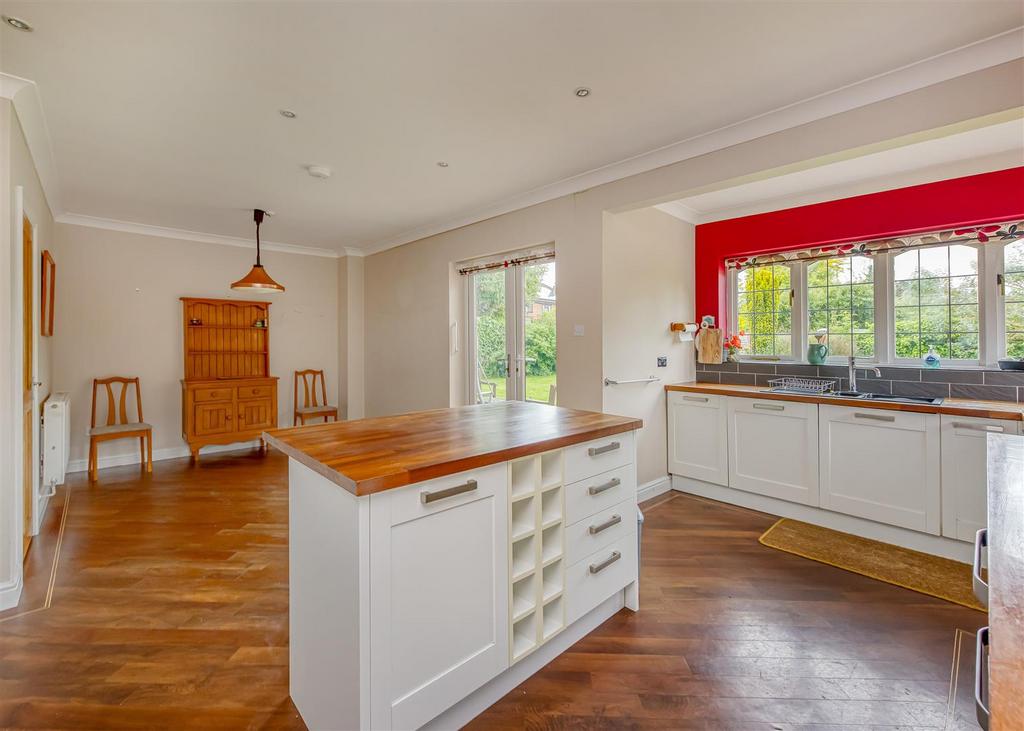 25 Meadow Road-Kitchen3.jpg