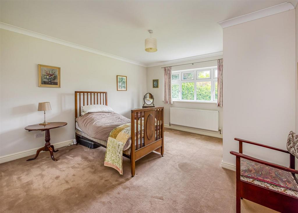 25 Meadow Road-Bedroom3b.jpg
