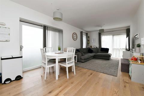 2 bedroom flat for sale, Fairfax Drive, Westcliff-On-Sea SS0