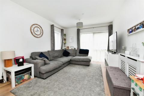 2 bedroom flat for sale, Fairfax Drive, Westcliff-On-Sea SS0