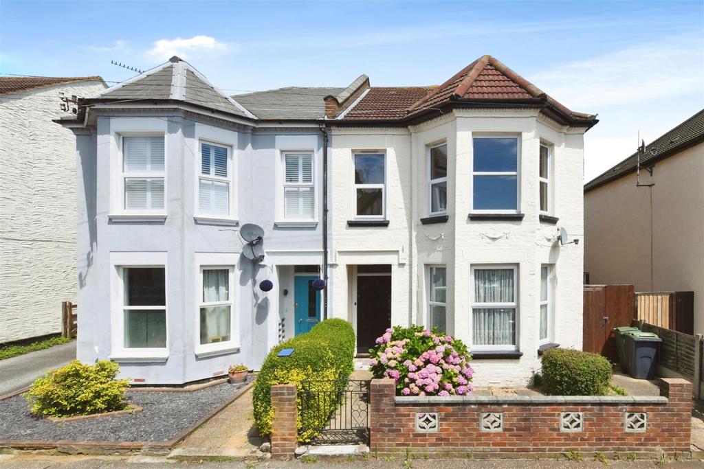 St. Helens Road, WestcliffonSea SS0 3 bed flat for sale £220,000