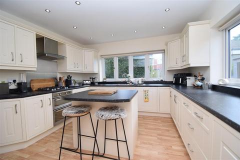 4 bedroom detached house to rent, Carlton Croft, Wakefield WF2