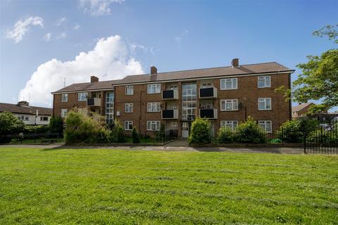 2 bedroom flat for sale, The Fairway, Bedford