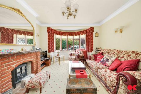 36 Pettits Lane, Romford, RM1 4HH