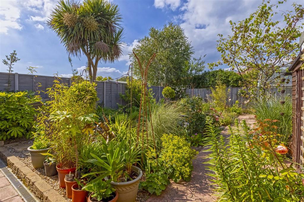 Melrose Close, Worthing, BN13 1NY 3 bed bungalow £400,000
