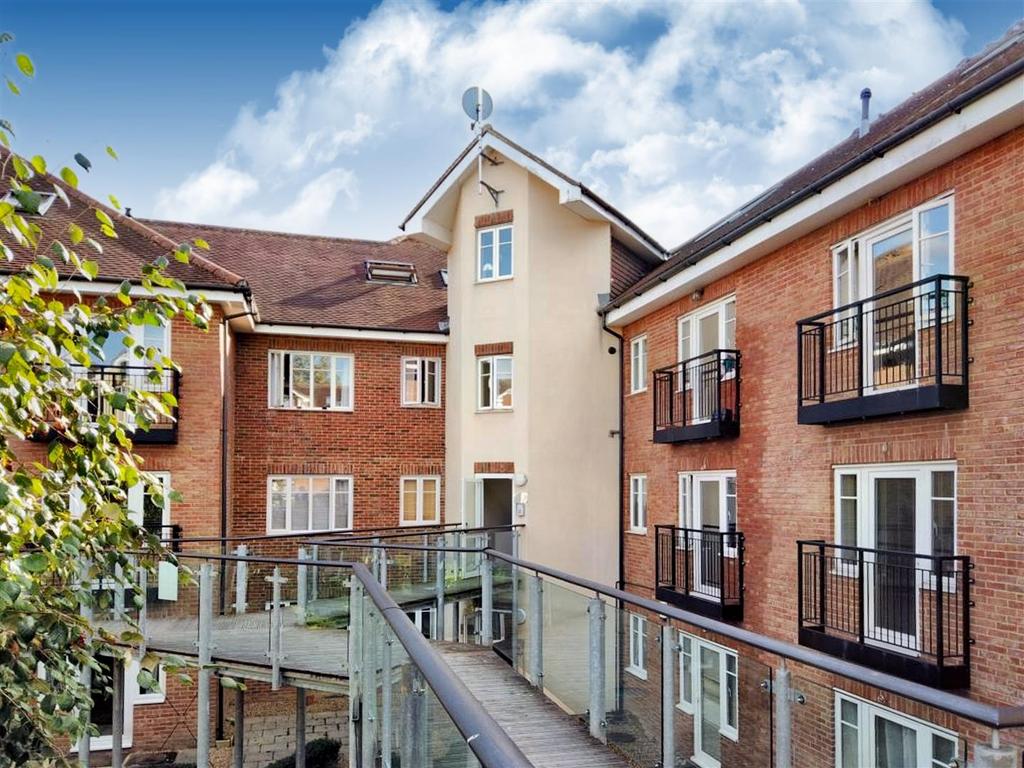 Lumley Road, Horley 2 bed apartment for sale £249,000