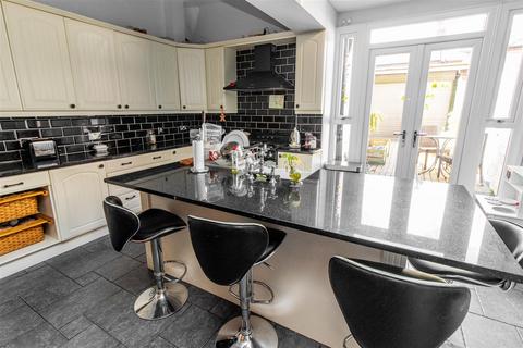 5 bedroom end of terrace house for sale, Rothwell Road, Gosforth