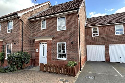 3 bedroom end of terrace house for sale, Townhill Square, Fernwood, Newark