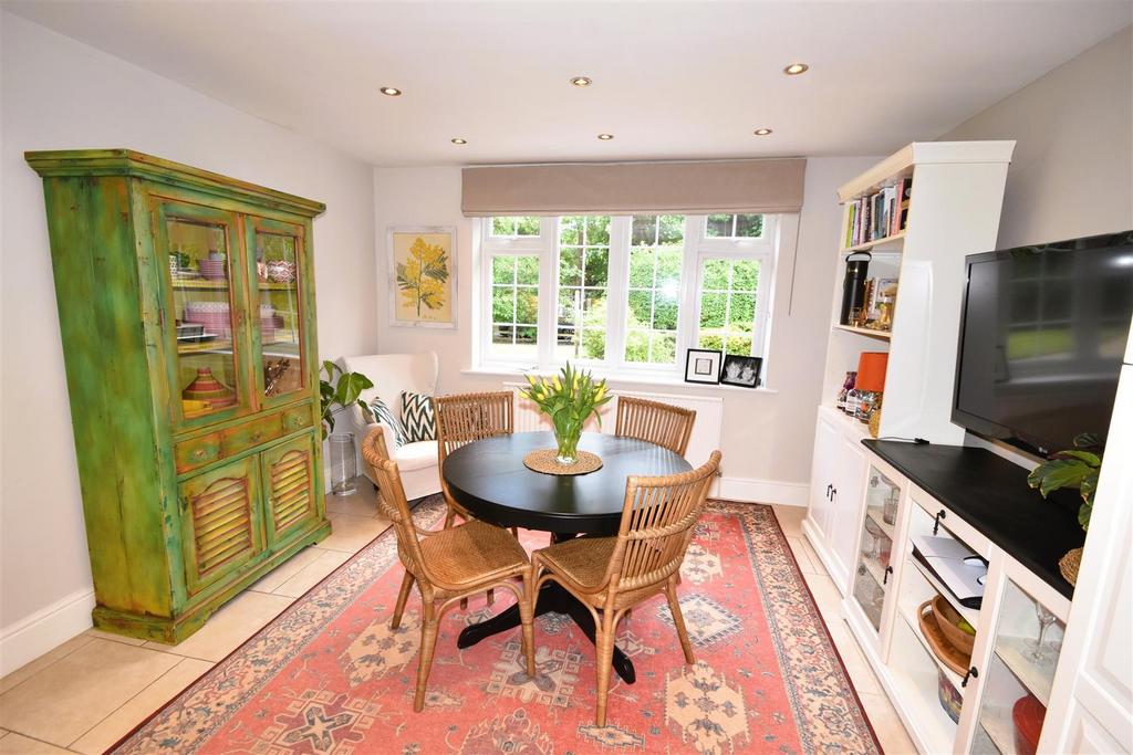 OPEN PLAN KITCHEN &amp; DINING ROOM