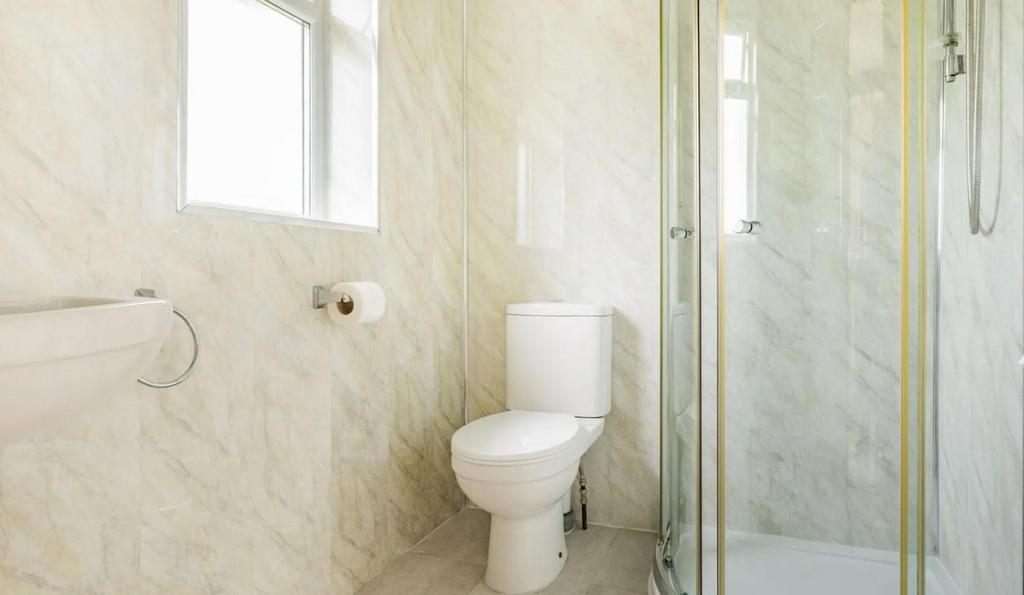 Stable Cottage shower room.jpg