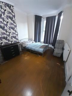 2 bedroom bedsit to rent, Woodlands Road, Ilford IG1