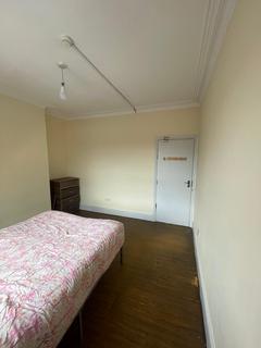 2 bedroom bedsit to rent, Woodlands Road, Ilford IG1