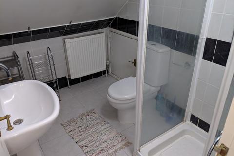 3 bedroom semi-detached house to rent, Fairmead Gardens, Ilford IG4