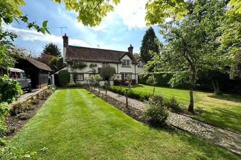 4 bedroom detached house for sale, Chipperfield Road, Bovingdon HP3