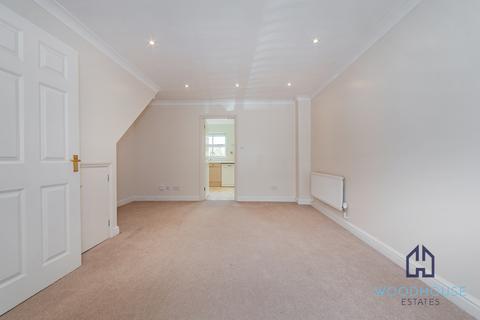 2 bedroom terraced house to rent, Kensington Close, London N11