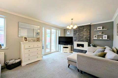 17 Felstead Close, Dosthill, Tamworth, B77 1QD