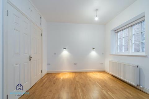 2 bedroom flat to rent, Bracknell Gardens, London NW3