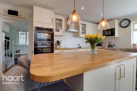 104 Leaves Green Road, Keston, BR2 6DQ