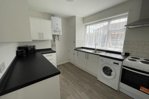 2 bedroom ground floor maisonette to rent, New North Road, Ilford IG6
