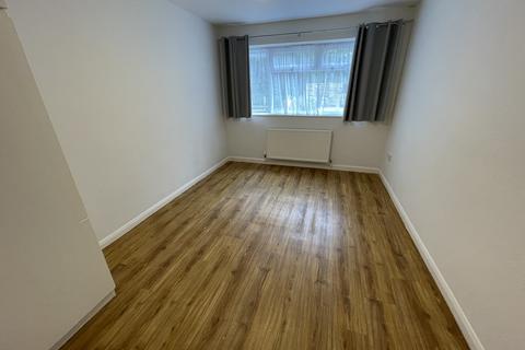 2 bedroom ground floor maisonette to rent, New North Road, Ilford IG6