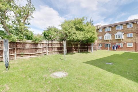 6 Leston Close, Rainham, RM13 9NF