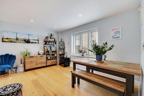 28 Hardy Close, Chelmsford, CM1 1AE