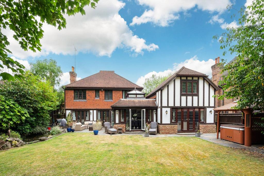 Salisbury Place, West Byfleet, KT14 6 bed house for sale £1,600,000