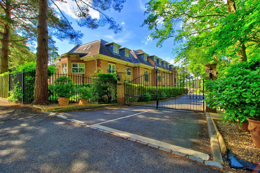 Secluded setting close to golf course