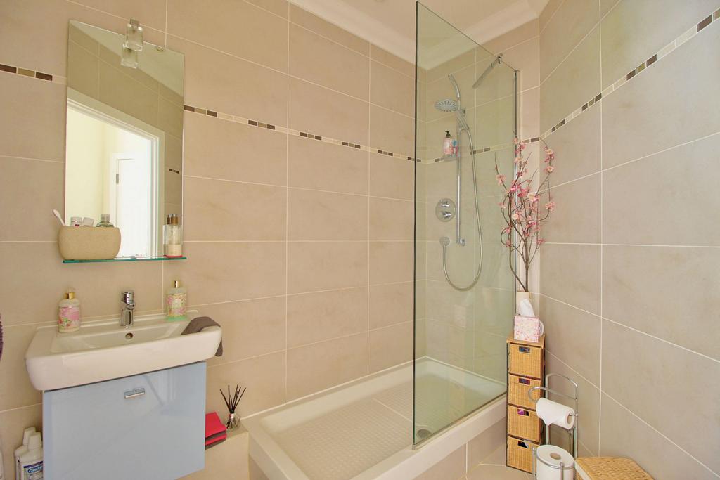 En-suite to Master Bed
