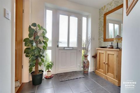 40 Leomansley Close, Lichfield, WS13 8AX