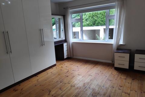 2 bedroom apartment to rent, High Street, Nutfield