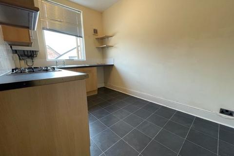 3 bedroom flat to rent, Rake Lane, Wirral CH45