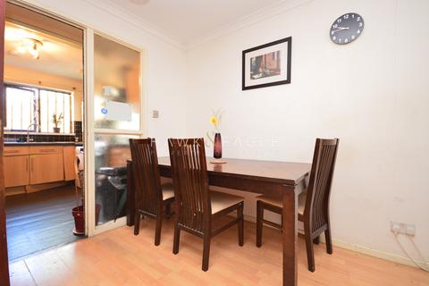 1 bedroom in a flat share to rent, Lukin Street, (Room 4), London, Greater London. E1