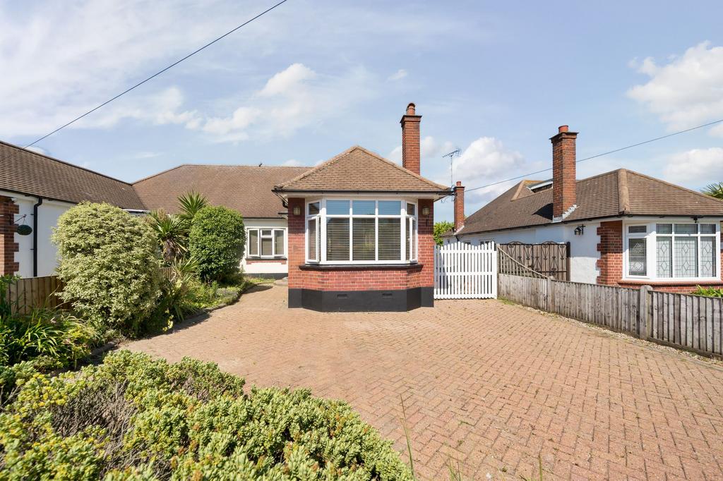 Langport Drive, WestcliffOnSea, SS0 2 bed semidetached bungalow for