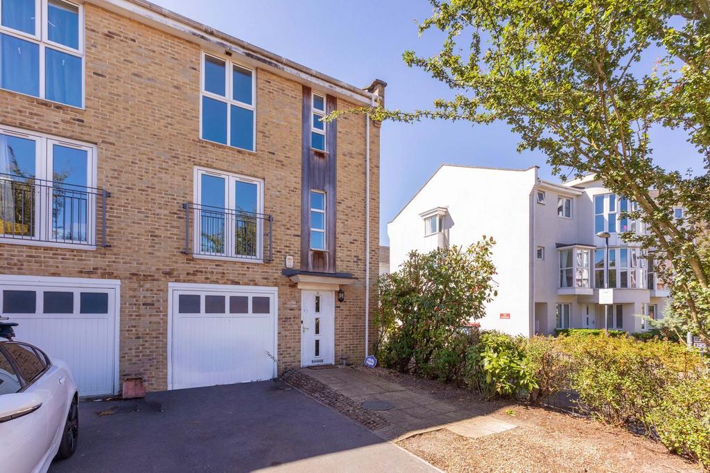 Kingsquarter, Maidenhead SL6 5 bed townhouse for sale £750,000