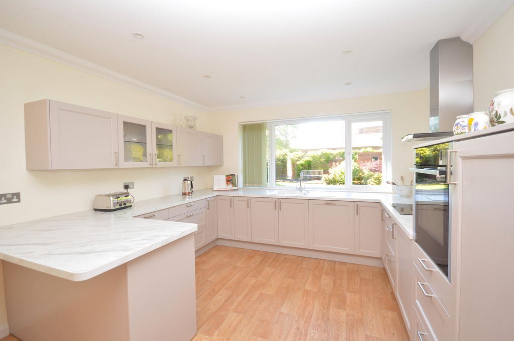 Kitchen / Dining Area