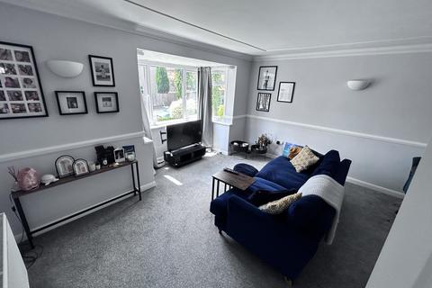 2 bedroom flat to rent, Falmouth Avenue, Highams Park, E4