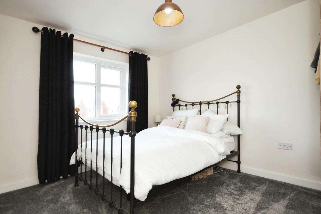 BEDROOM 1.jpg