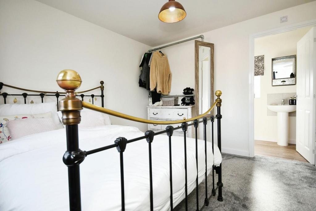 BEDROOM 1 02.jpg