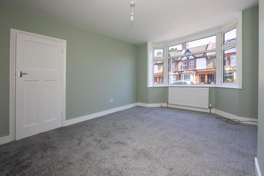 Lower Queens Road, Ashford TN24 2 bed £1,250 pcm (£288 pw)