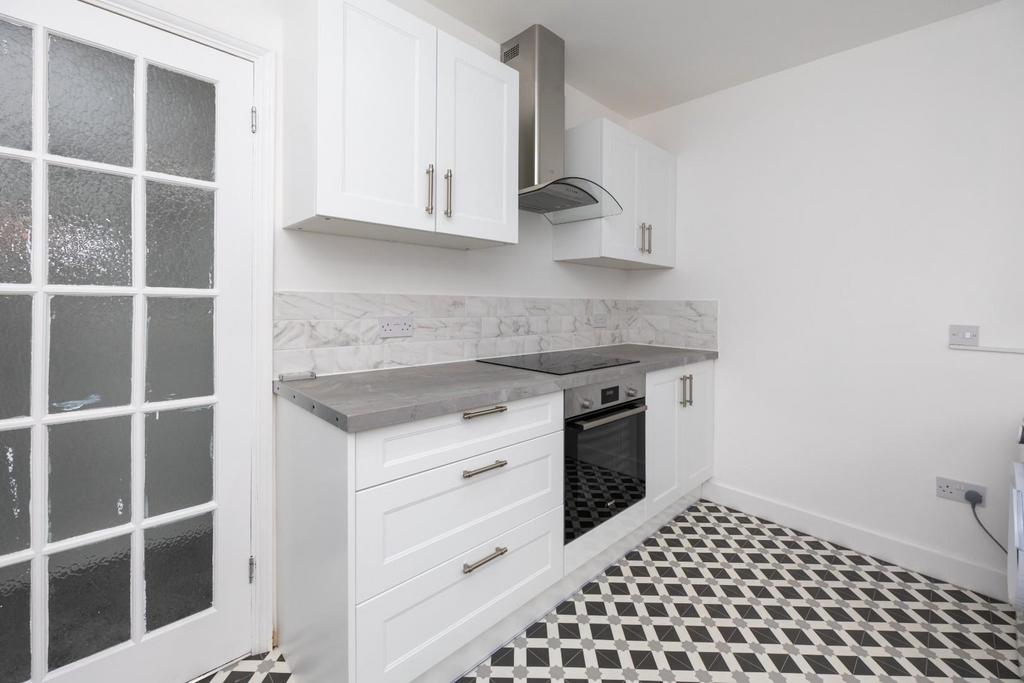 Lower Queens Road, Ashford TN24 2 bed £1,250 pcm (£288 pw)