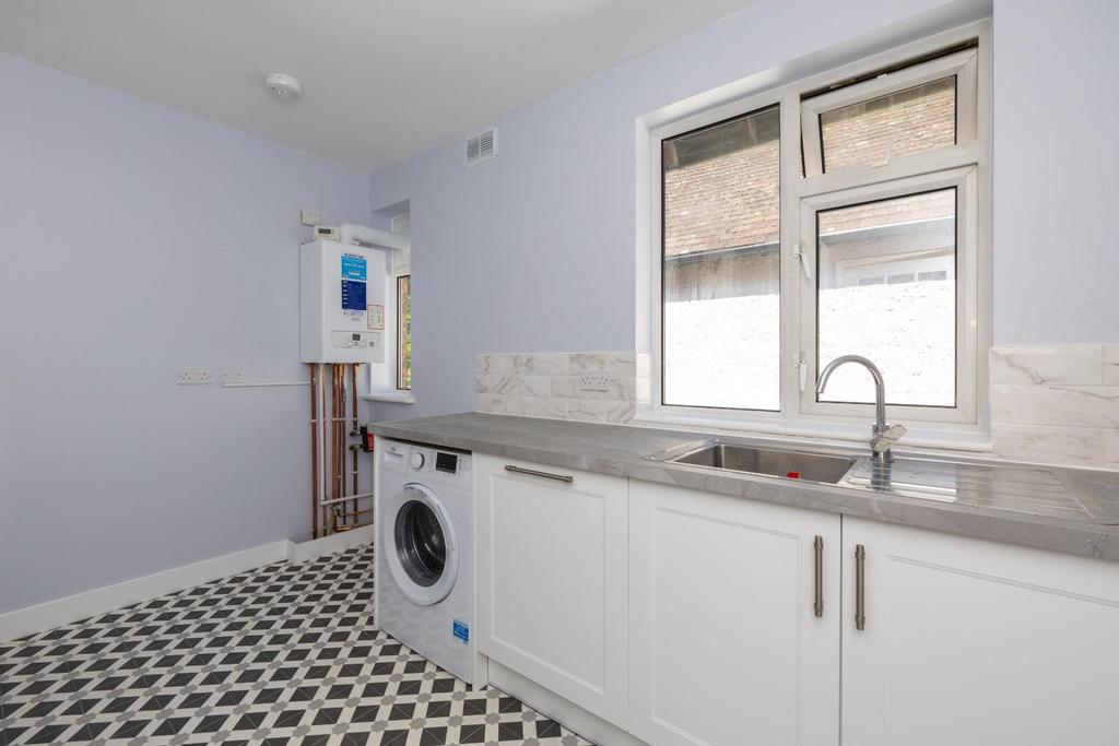 Lower Queens Road, Ashford TN24 2 bed flat to rent £1,250 pcm (£288 pw)