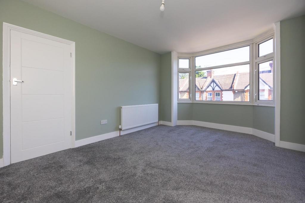 Lower Queens Road, Ashford TN24 2 bed flat to rent £1,250 pcm (£288 pw)