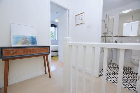 7 Daniel Close, London, SW17 9DD