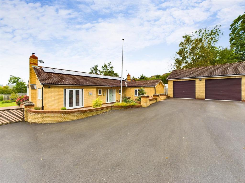 Station Road, Kirton Lindsey... 3 bed detached bungalow for sale £425,000