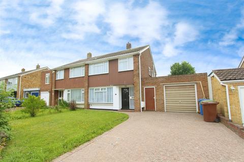 3 bedroom semi-detached house to rent, Minterne Avenue, Sittingbourne