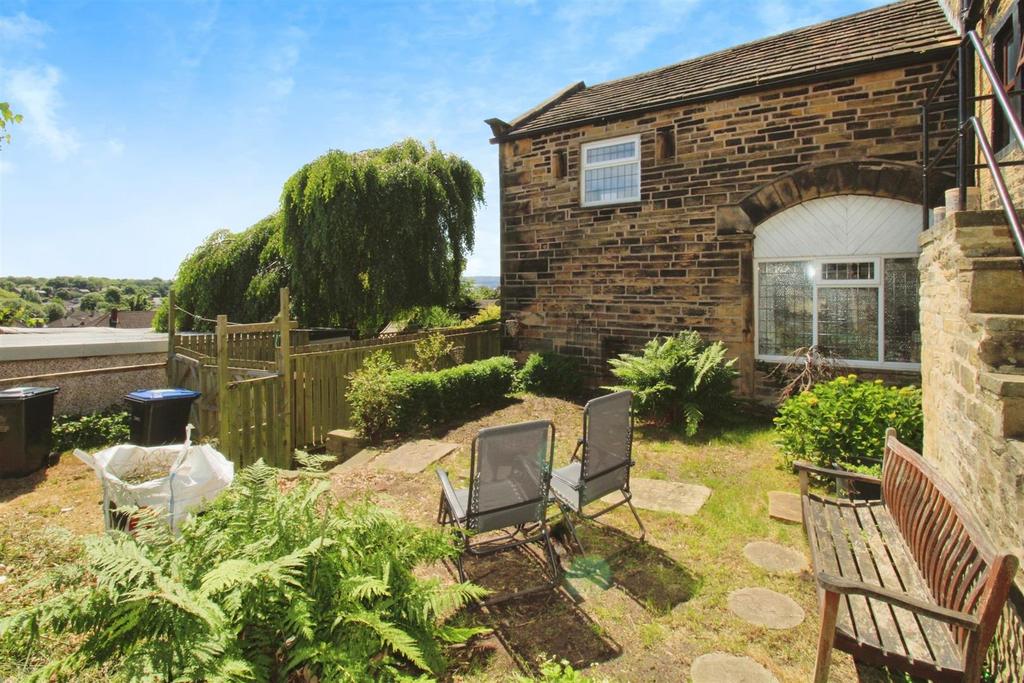 Hodgson Fold, Bradford BD2 2 bed terraced house to rent £800 pcm (£