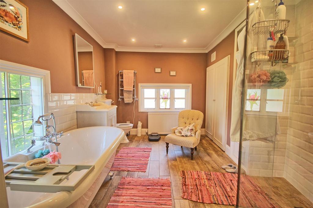 Master ensuite bathroom