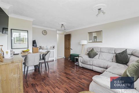 2 bedroom flat for sale, Hillside, Hoddesdon